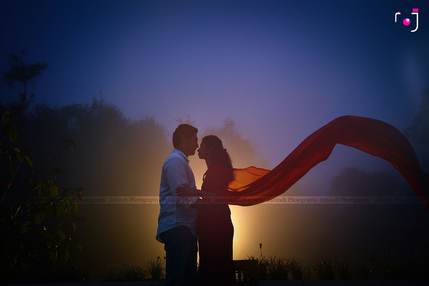 Featured image of post Outdoor Couple Photoshoot Poses Hd - Blissful caucasian couple kissing on wooden wall.